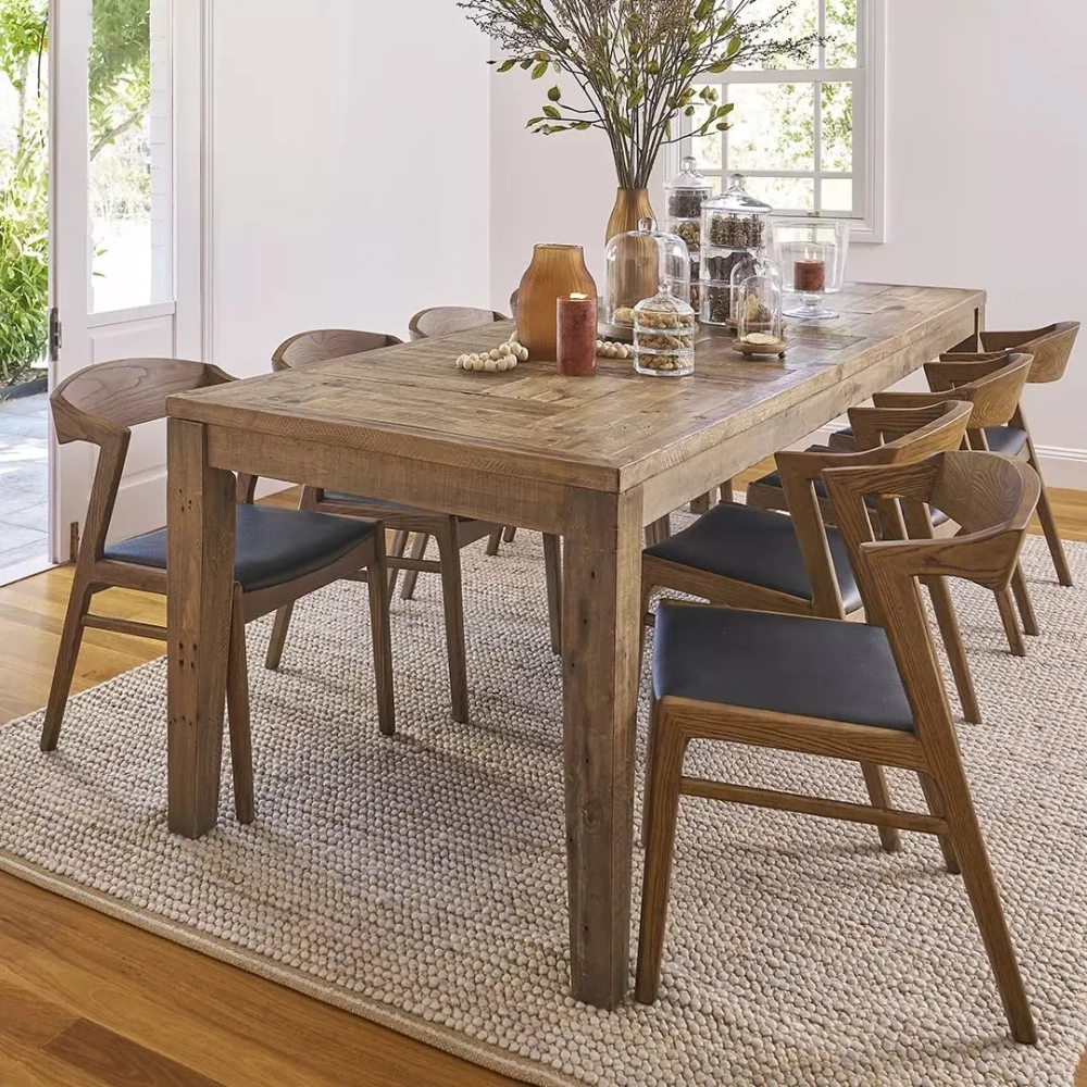 Gia đình quây quần bên mẫu bàn ăn tròn đẹp mạ vàng sang trọng