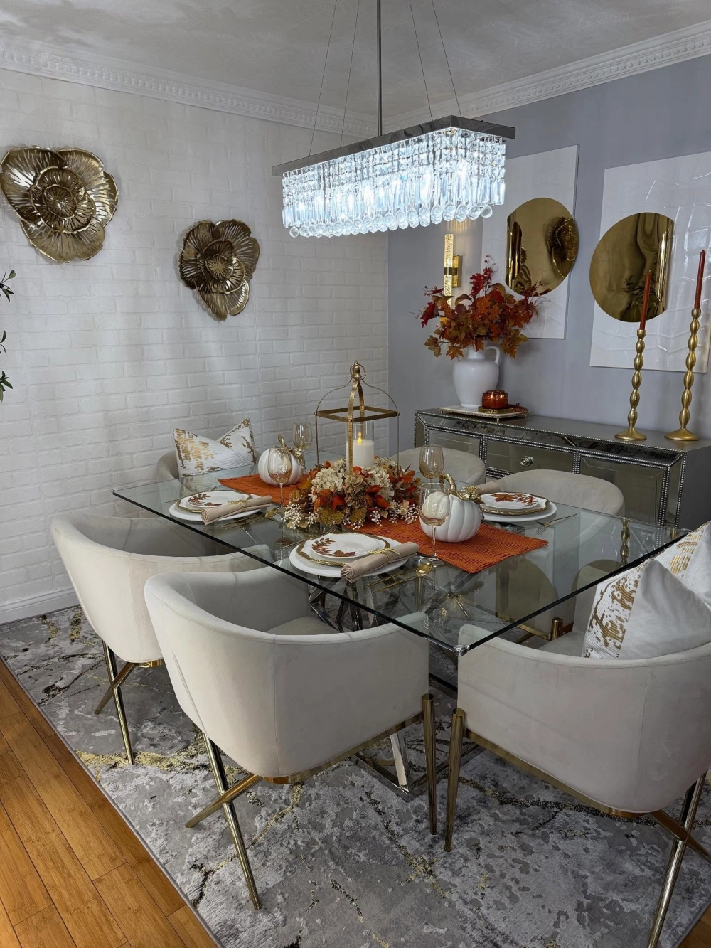 Không gian thoáng đãng nhờ sử dụng bàn ăn đẹp mặt kính cường lực trong suốt