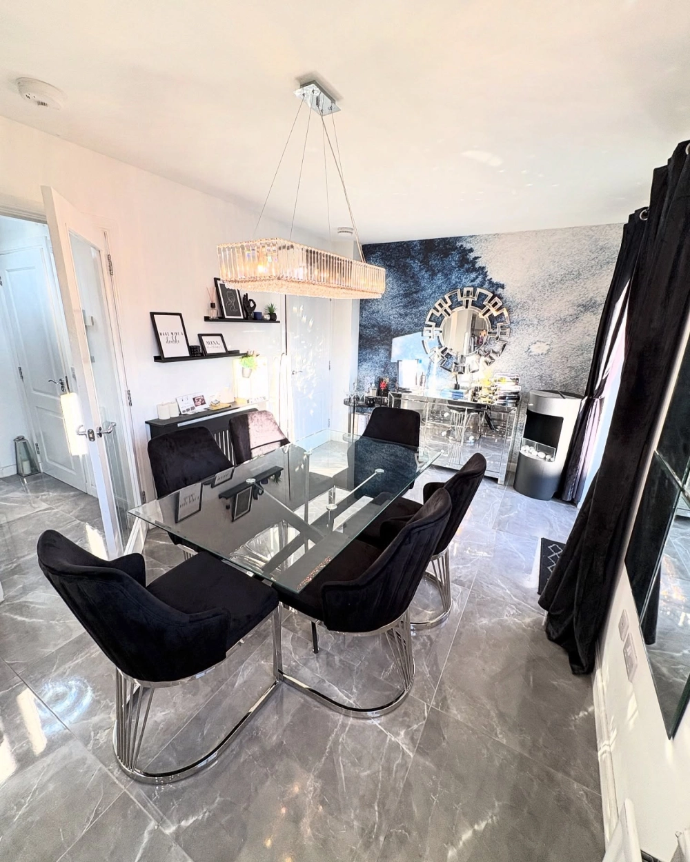 Bộ bàn ăn 6 ghế đẹp bọc da cao cấp đặt trong không gian bếp hiện đại