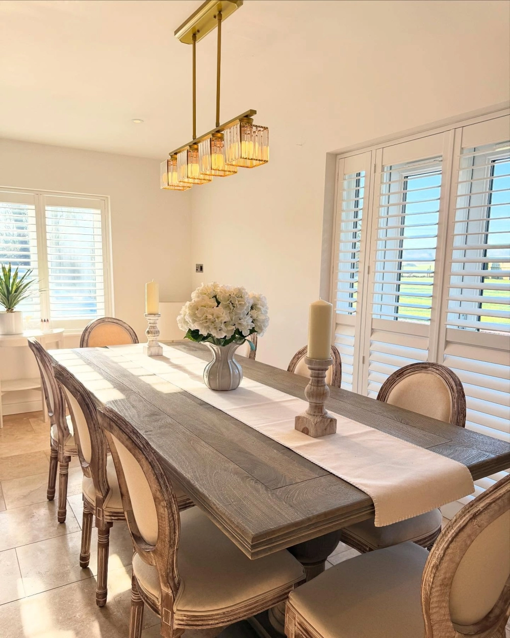 Mẫu bàn ăn đẹp hiện đại với thiết kế chân trụ độc đáo