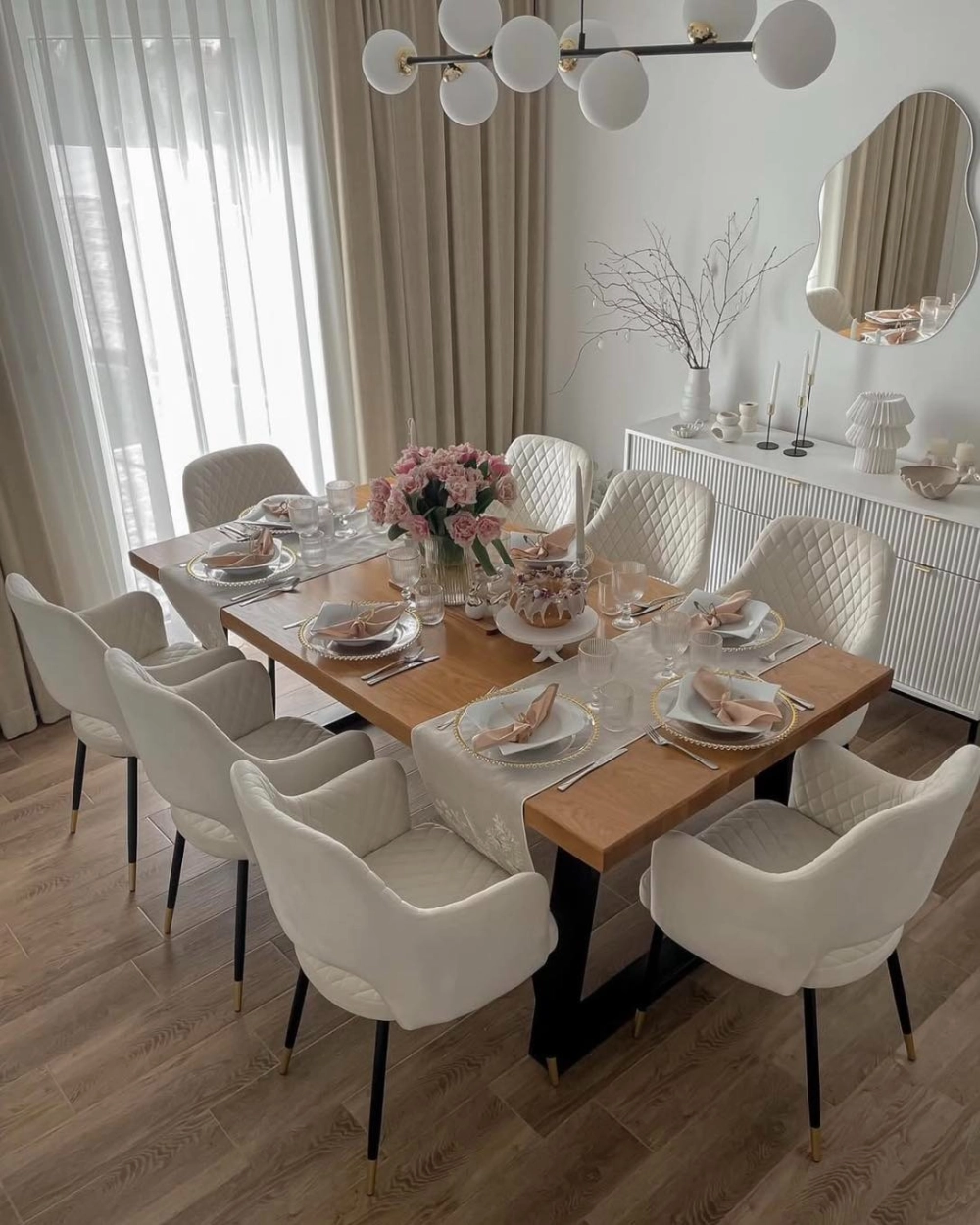 Cận cảnh vân gỗ sồi tinh tế trên mặt bàn ăn đẹp gỗ tự nhiên