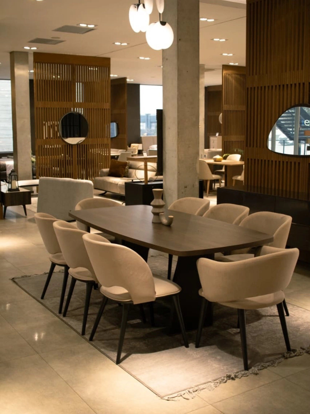 Phòng ăn rộng lớn nổi bật với bộ bàn ăn 8 ghế đẹp bọc nỉ nhung