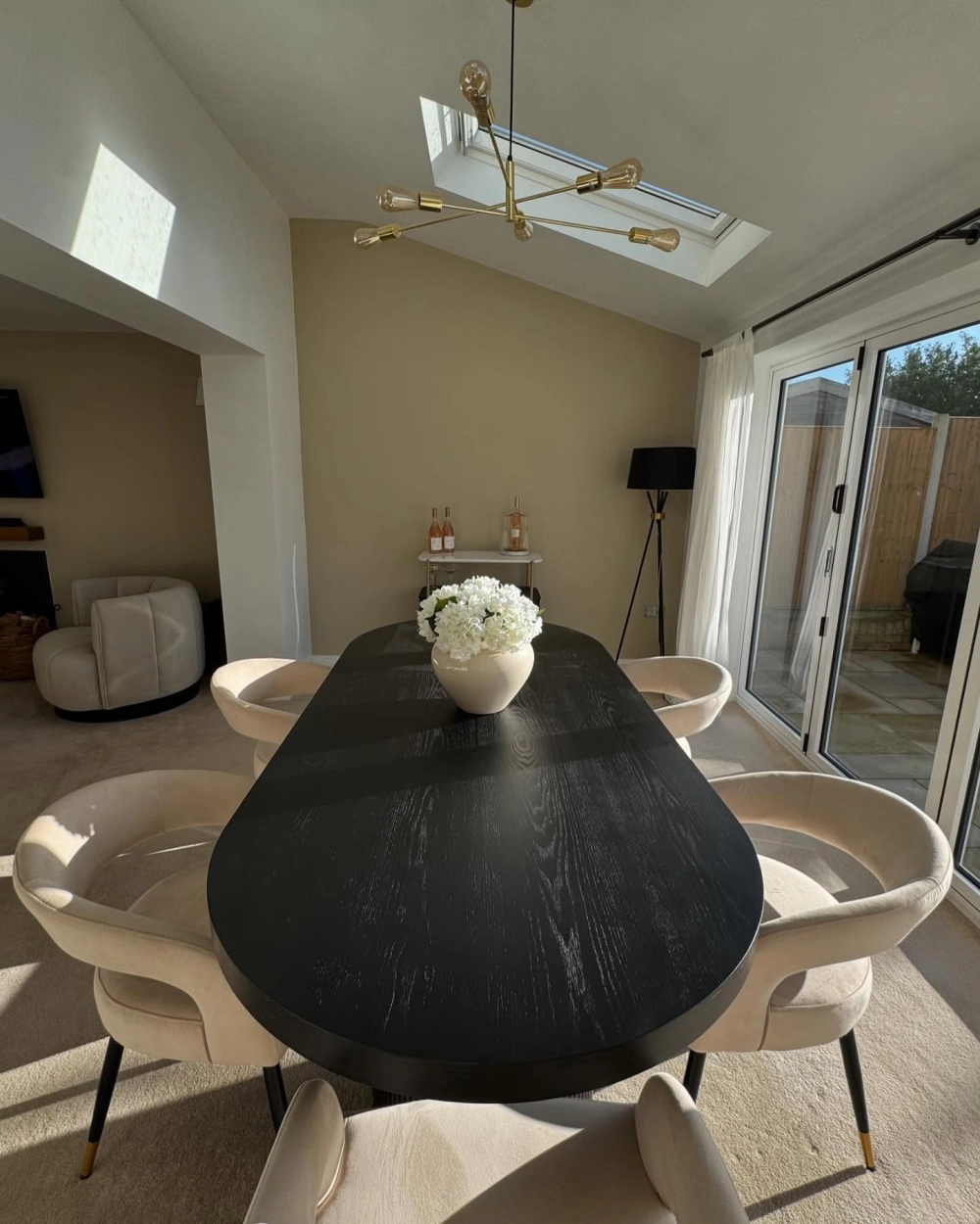 Bộ bàn ghế ăn gỗ tự nhiên kết hợp nệm da êm ái