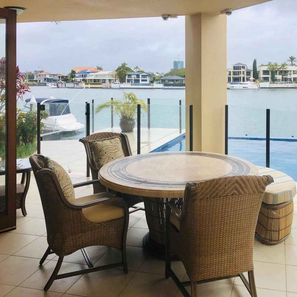 Bàn ăn mặt đá nhân tạo cao cấp cho căn hộ chung cư