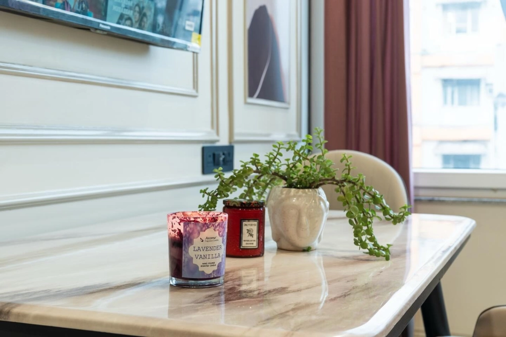 Bàn ăn mặt đá 6 ghế bọc da sang trọng cho gia đình