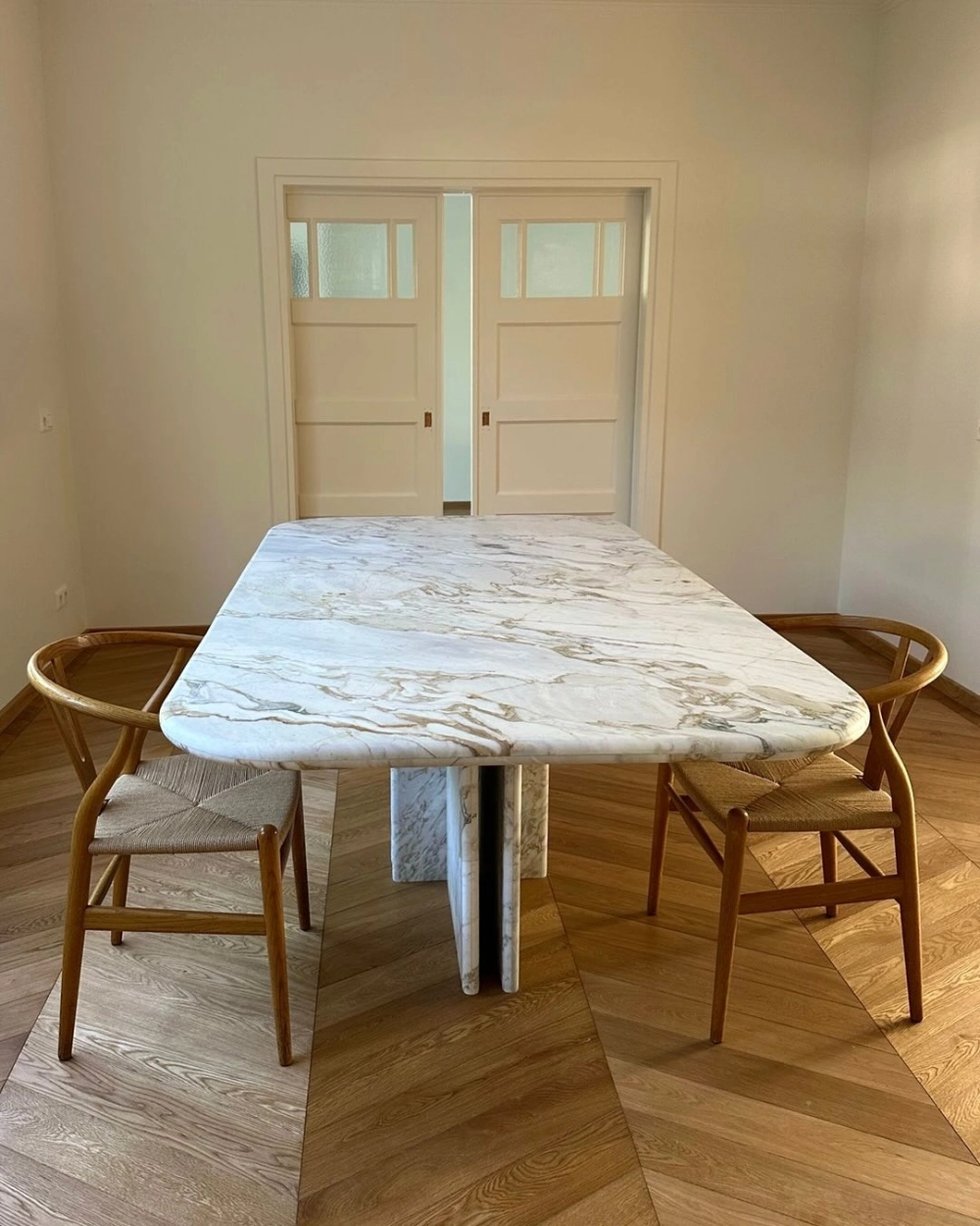 Bàn ăn mặt đá chân gỗ sồi kết hợp phong cách bắc âu