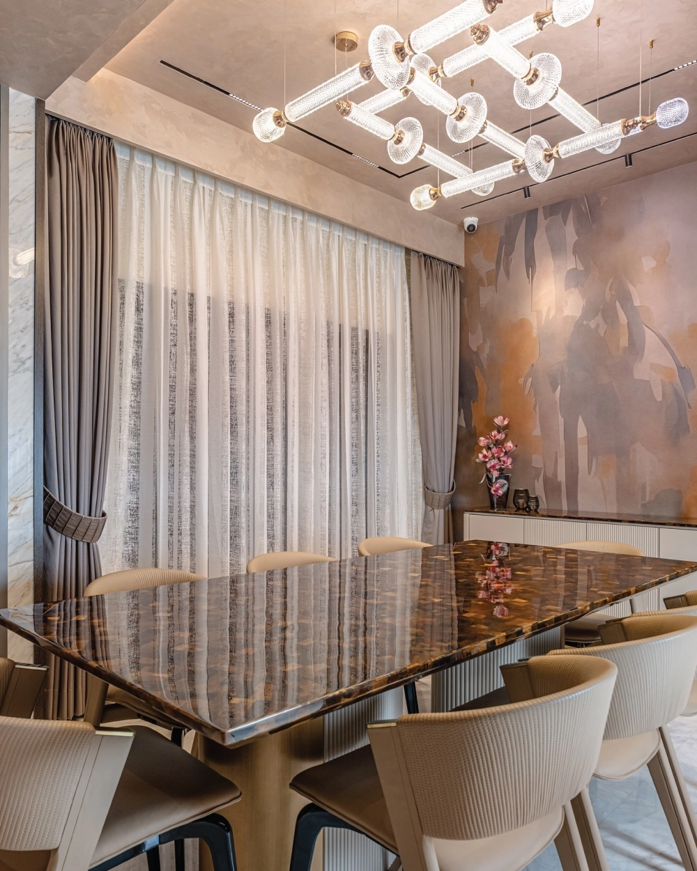 Bàn ăn mặt đá tròn xoay tiện lợi cho bữa cơm sum họp