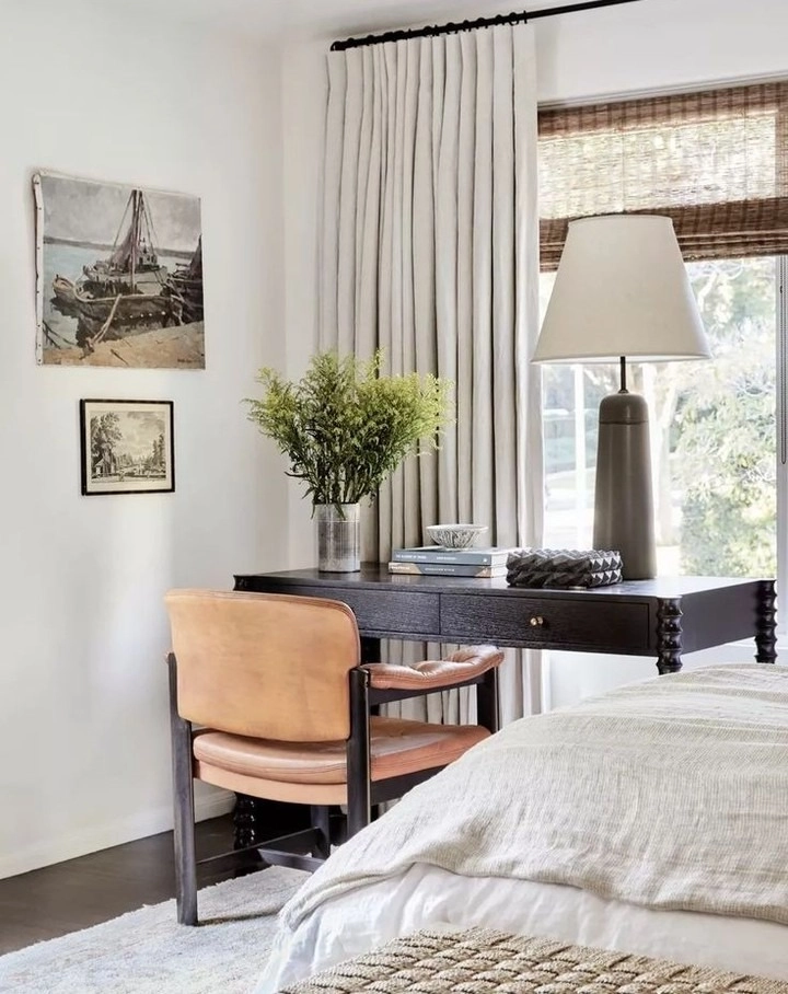 Chiếc bàn làm việc mini nhỏ gọn phù hợp với căn hộ studio