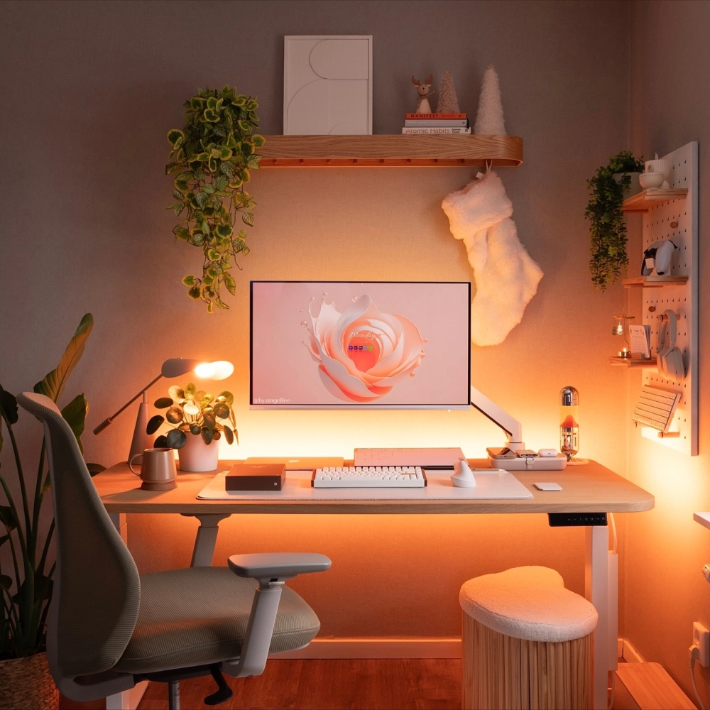 Thiết kế bàn làm việc trong phòng ngủ nhỏ với tông màu sáng hiện đại