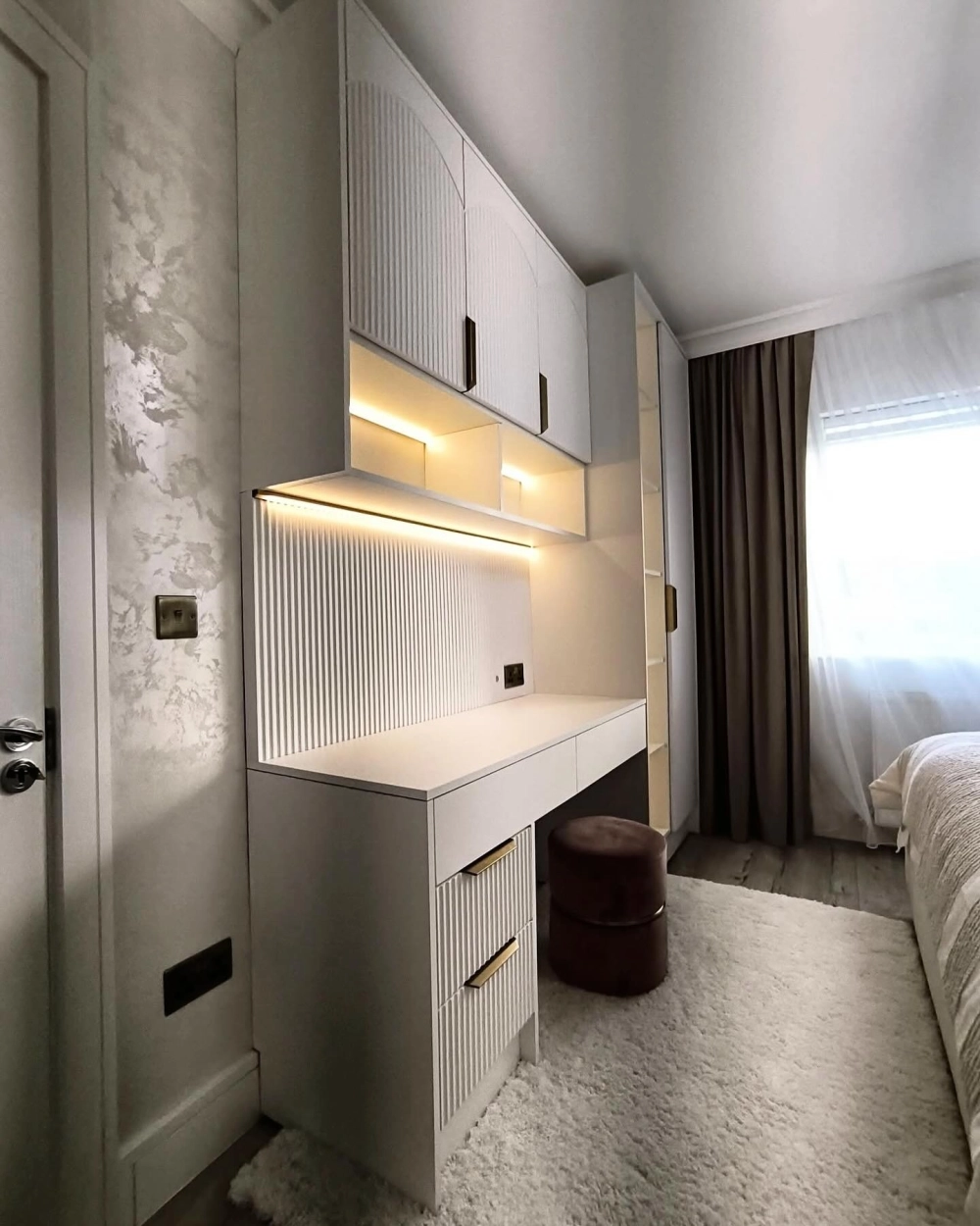 Mẫu bàn làm việc phong cách tối giản gam màu trung tính