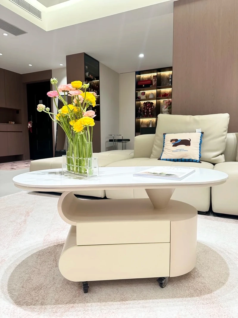 Không gian mềm mại với bàn trà tròn