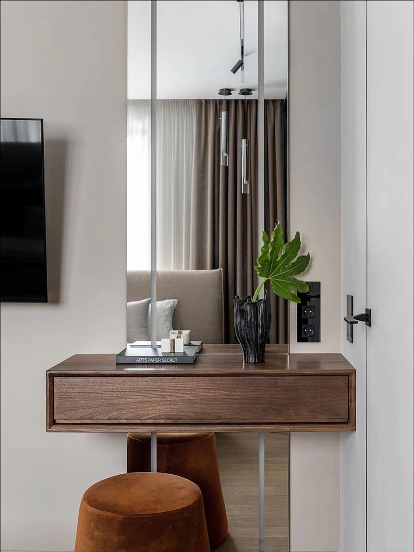 Ý tưởng decor bàn trang điểm đẹp với lọ hoa và khay đựng mỹ phẩm