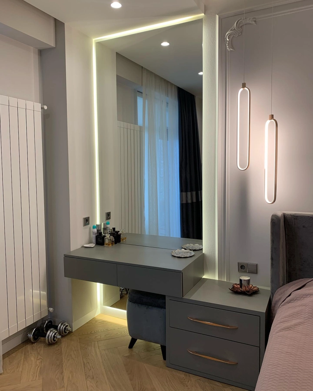 Nội thất phòng ngủ phong cách bắc âu với bàn trang điểm chân gỗ