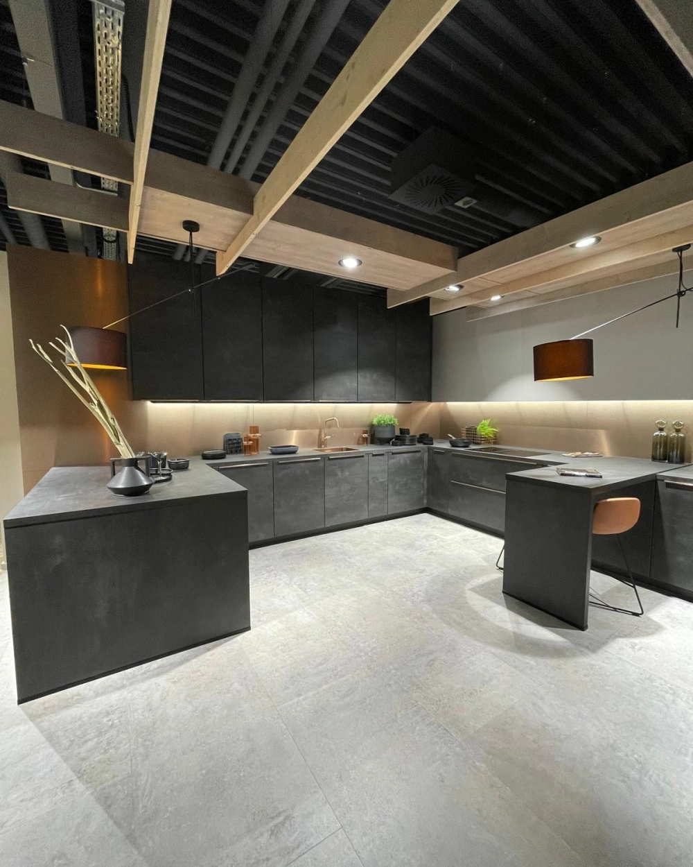 Mẫu tủ bếp chữ u cánh kính cường lực hiện đại