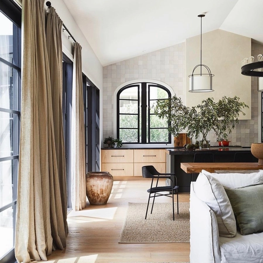 Tận dụng gầm cầu thang ngăn phòng khách và bếp thông minh