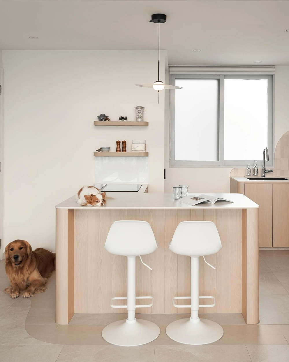 Kiến trúc không gian mở phòng khách và bếp tràn ngập ánh sáng