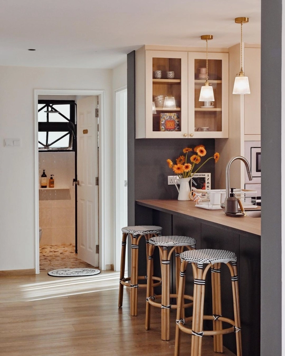 Mẫu trần thạch cao phòng khách liền bếp giật cấp hiện đại