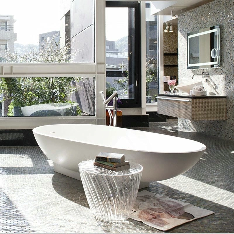 Bồn tắm nằm đẹp tạo điểm nhấn cho phòng tắm