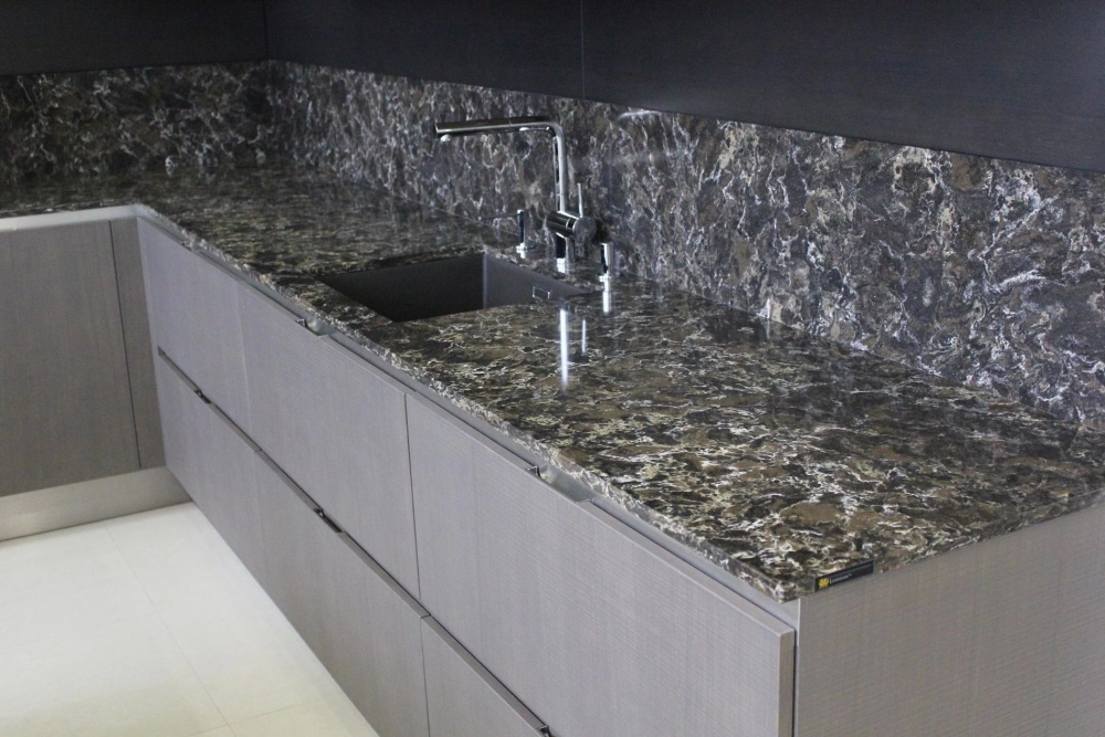 Thiết kế quầy bar mini ốp đá đen tia chớp sang trọng