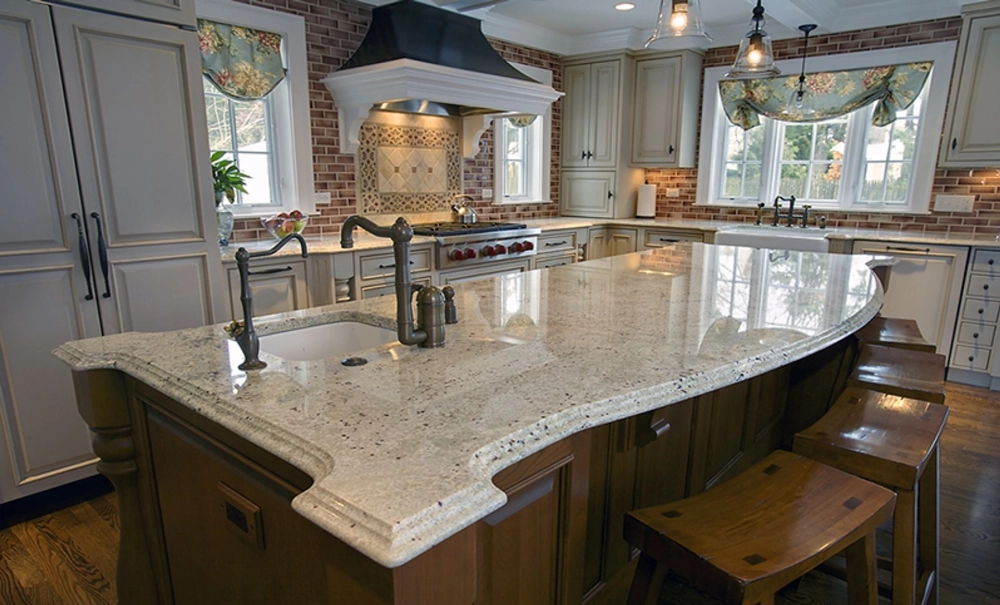 Thiết kế bàn đảo bếp sử dụng đá trắng vân mây nhân tạo tinh tế