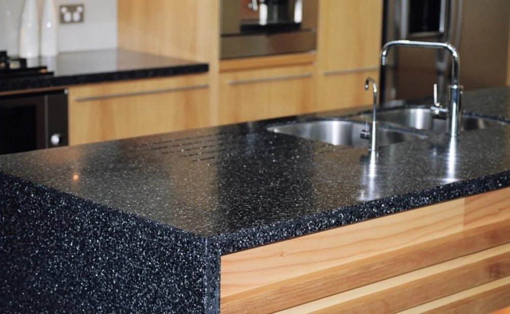 Không gian nấu nướng tiện nghi với đá trắng sứ dẻo bóng gương