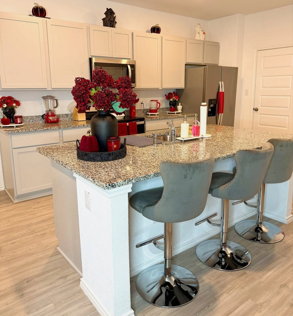 Sang trọng với mẫu đảo bếp mặt đá granite đen bóng