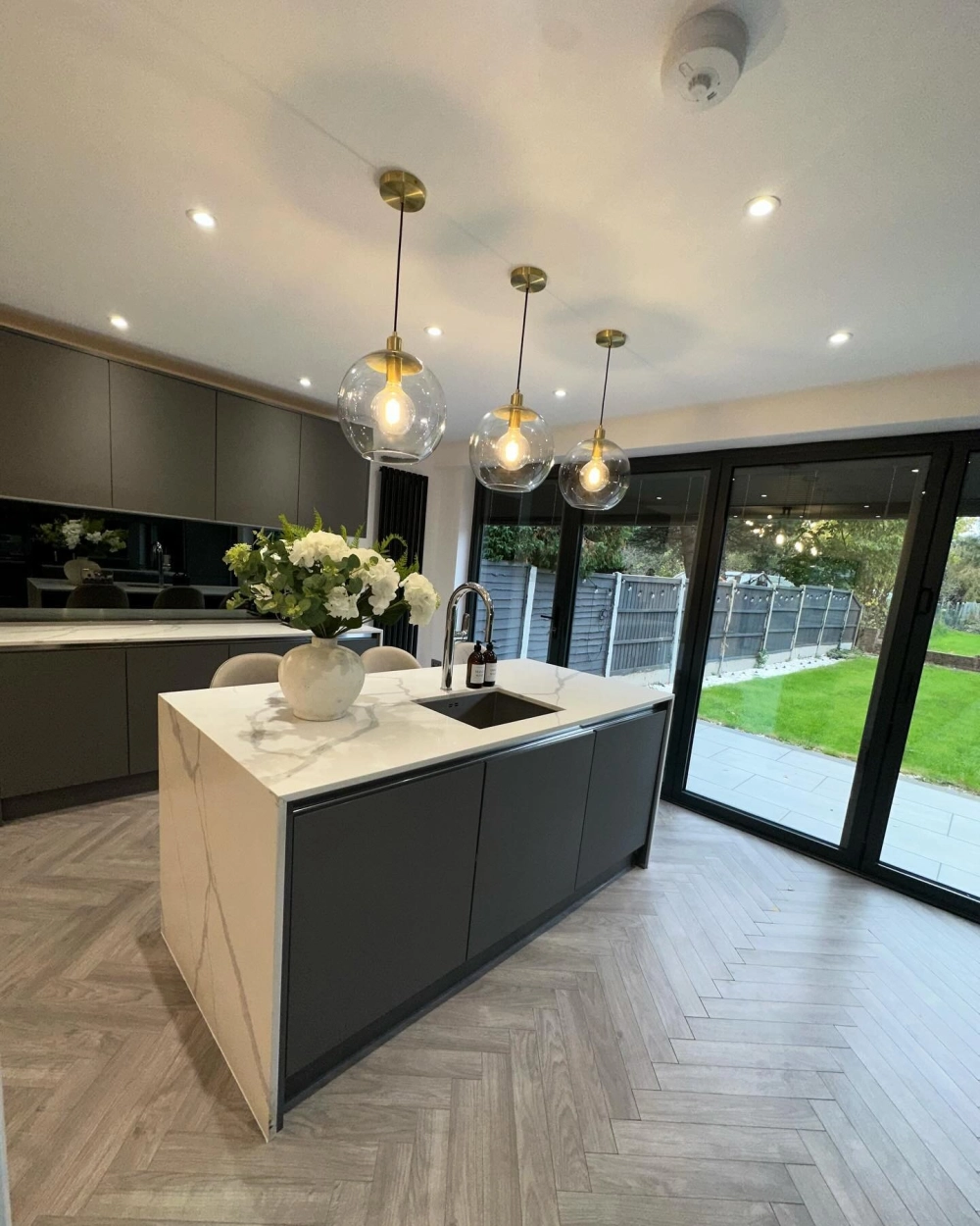 Đảo bếp hình chữ L tận dụng góc chết hiệu quả