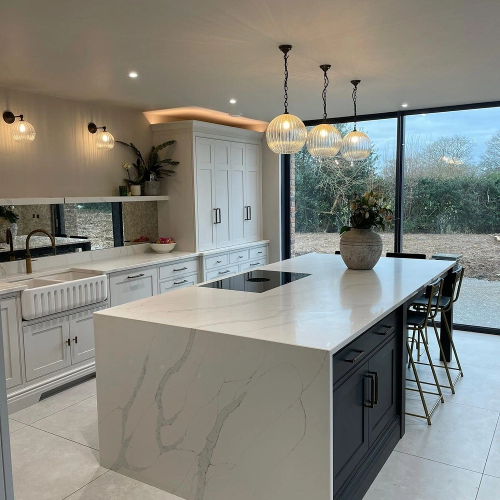 Bố trí ghế ngồi đảo bếp cao cấp tạo quầy bar tại gia