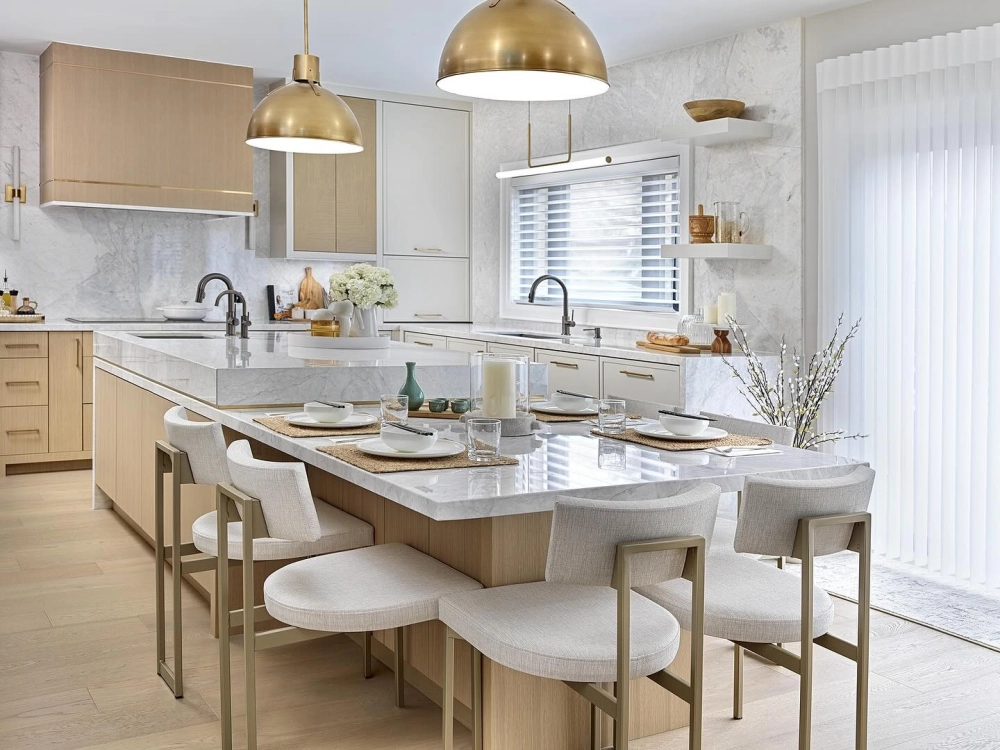 Không gian tinh tế với đảo bếp ốp đá trắng vân mây