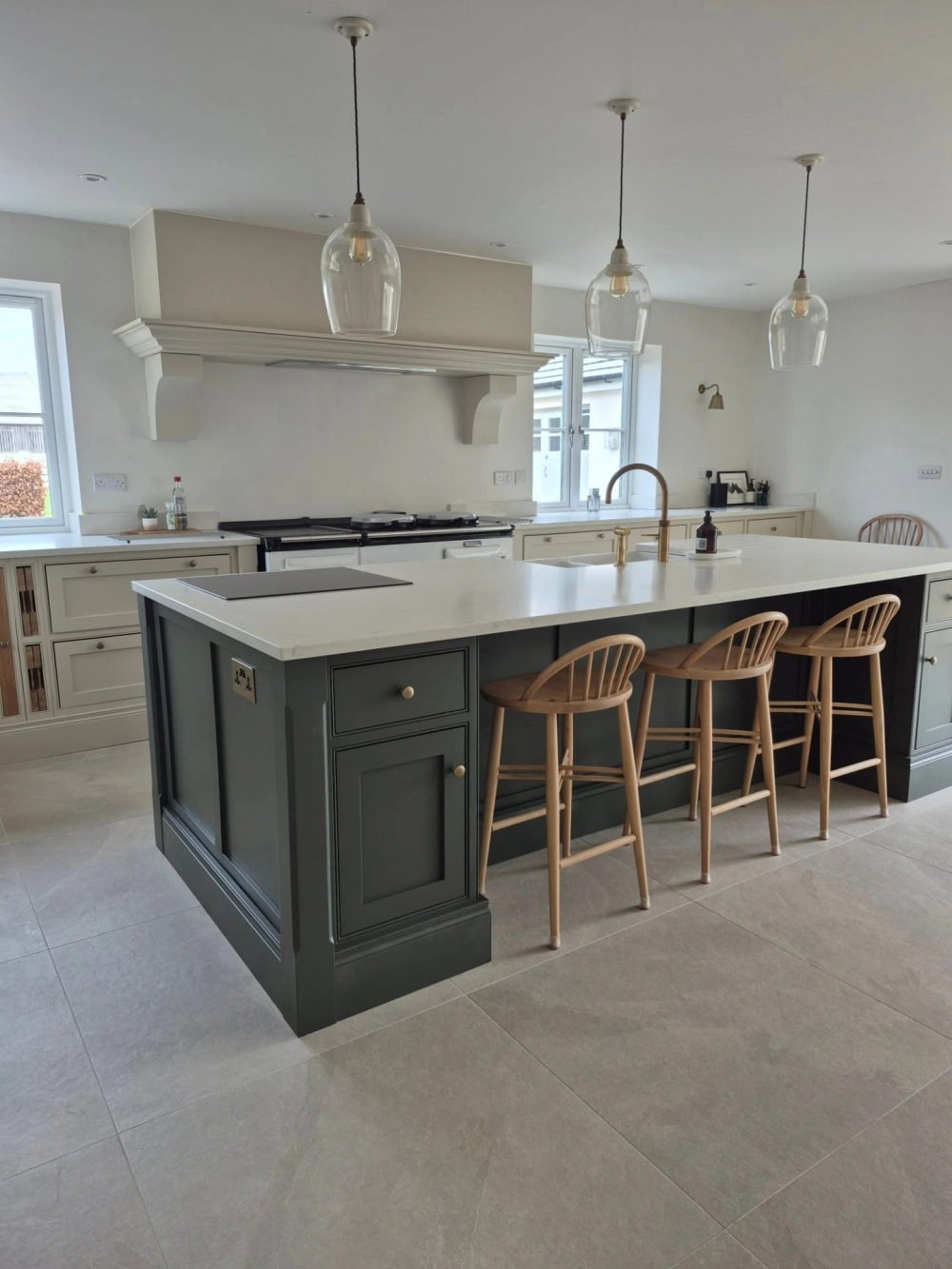 Mẫu đảo bếp gỗ tự nhiên mang lại cảm giác ấm cúng