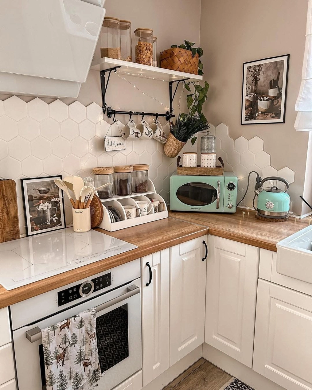 Bộ phụ kiện decor bếp bằng gốm sứ tinh xảo trên kệ mở