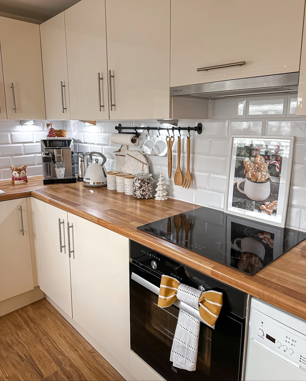 Cửa sổ thoáng đãng với rèm cửa sổ phòng bếp bằng voan trắng