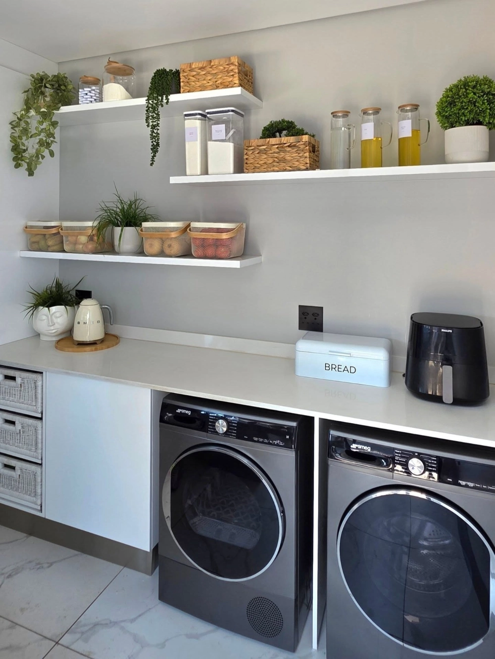 Bộ bàn ăn được decor bàn ăn đẹp với khăn trải bàn và lọ hoa