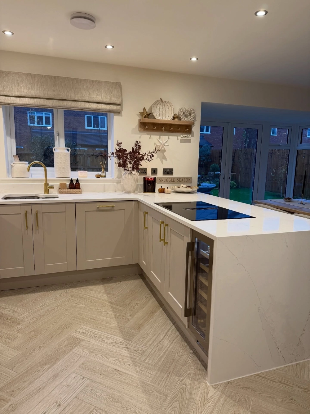 Mảng tường được trang trí tường bếp bằng gạch ốp màu xanh mint