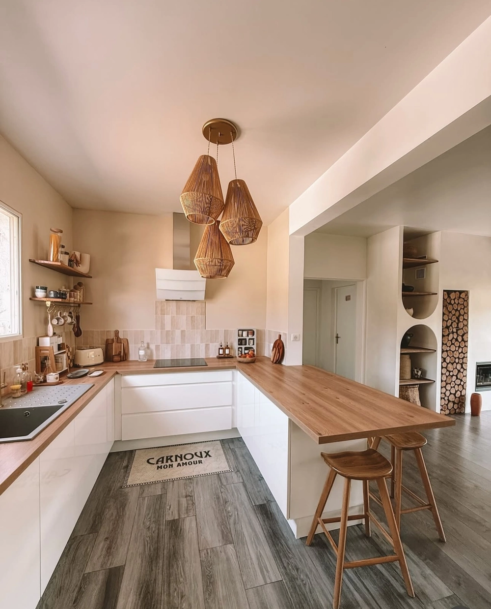 Không gian decor phòng bếp nhỏ gọn với tông màu trắng chủ đạo và kệ gỗ treo tường