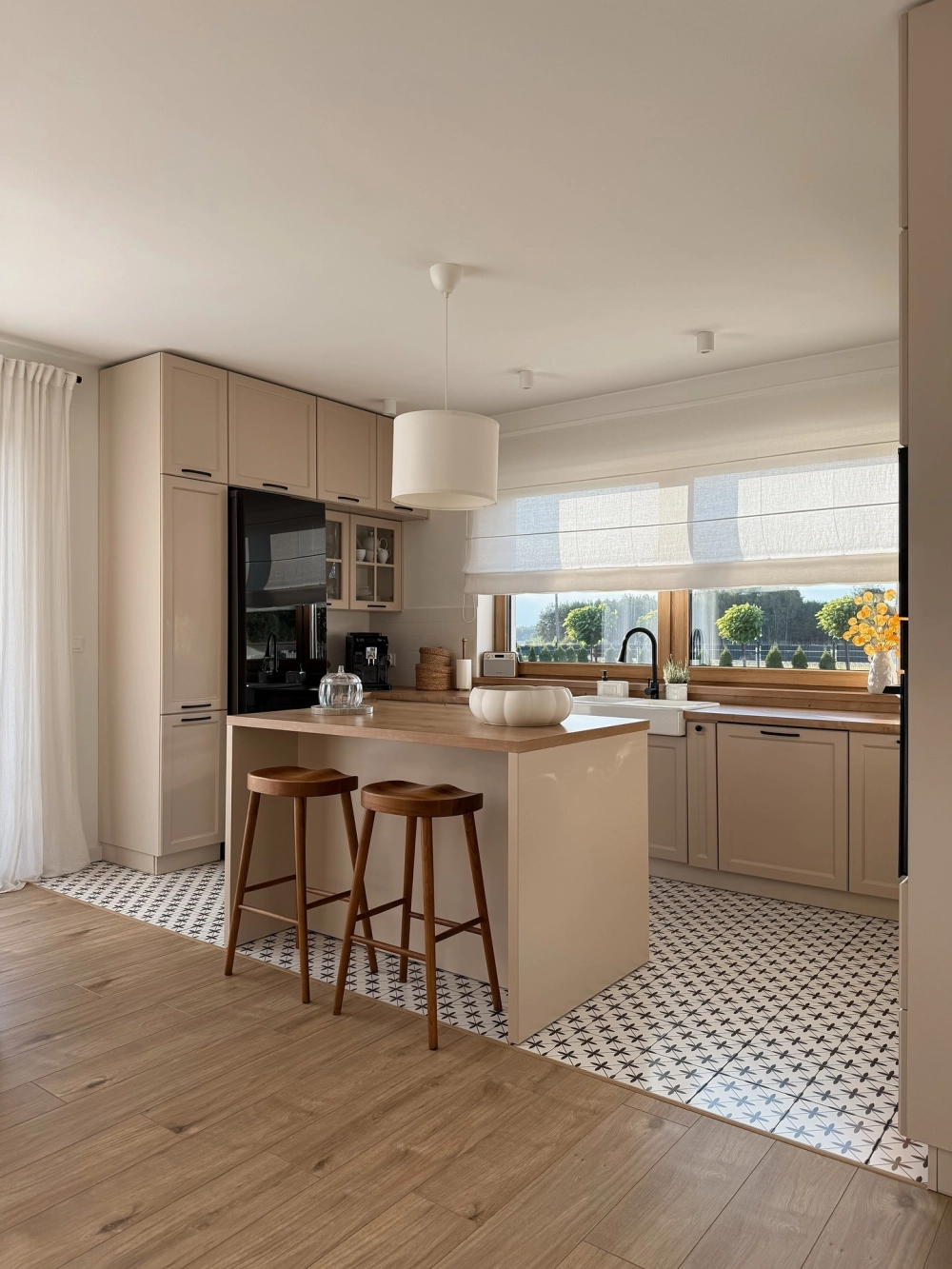 Đảo bếp kết hợp bàn bar tiện lợi trong không gian bếp mở