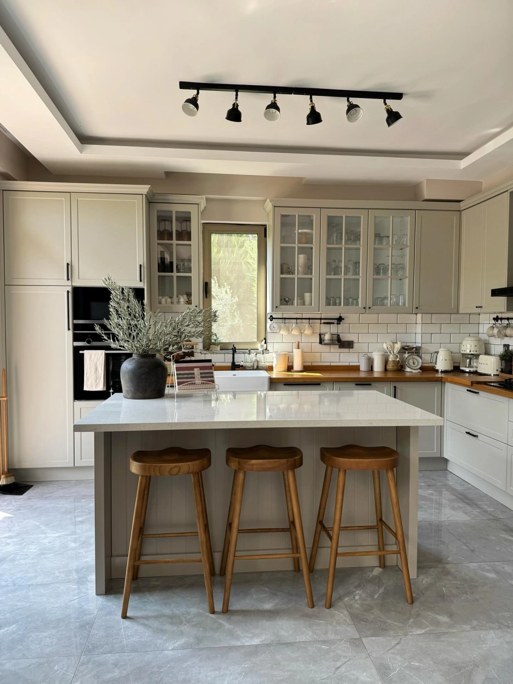 Kệ gia vị thông minh giúp decor phòng bếp gọn gàng hơn