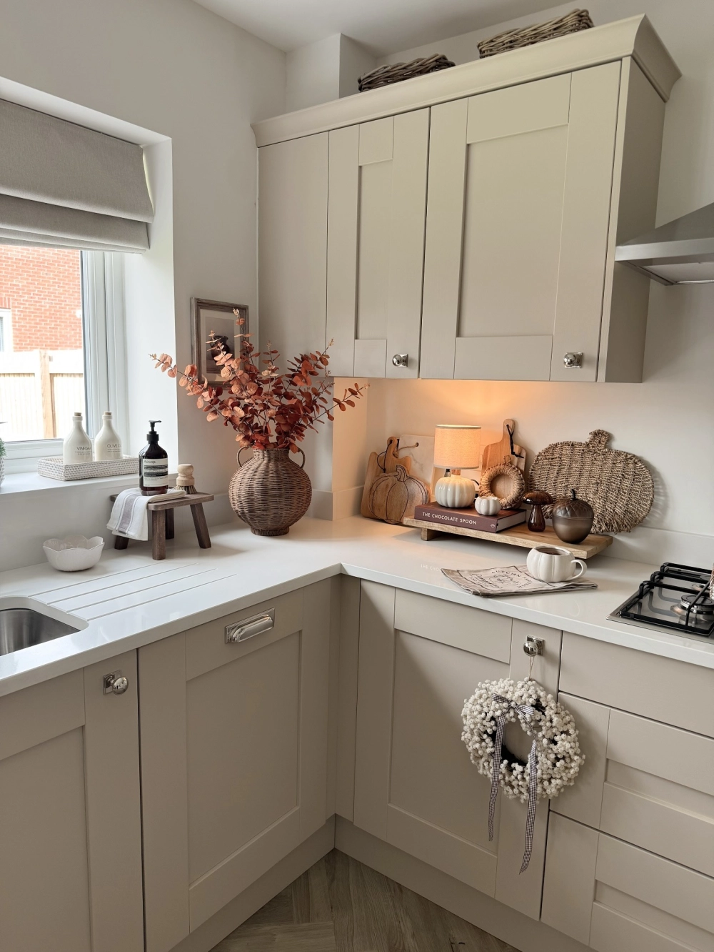 Đèn thả trần hiện đại chiếu sáng khu vực bàn ăn gia đình