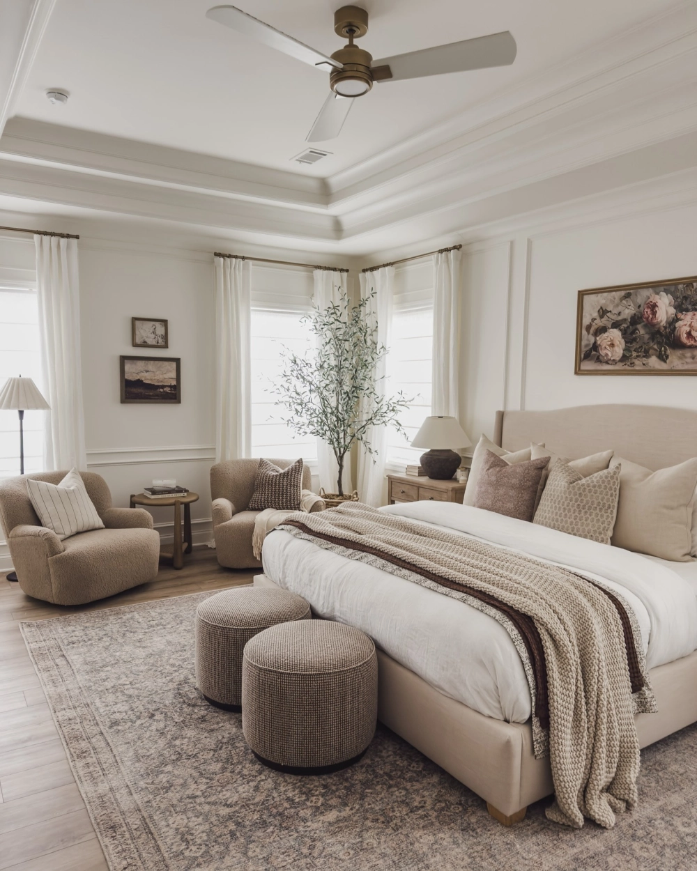 Mẫu decor phòng ngủ phong cách hàn quốc với ga giường kẻ caro