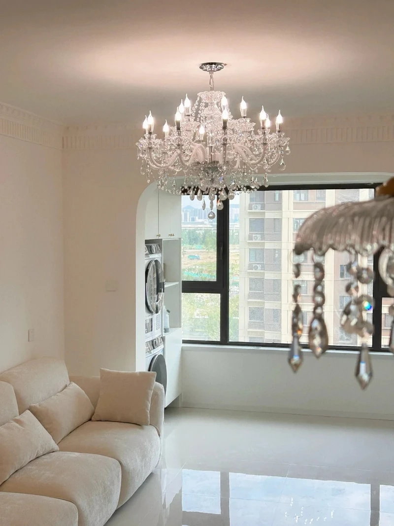 Thiết kế thông minh với đèn chùm phòng khách nhà ống