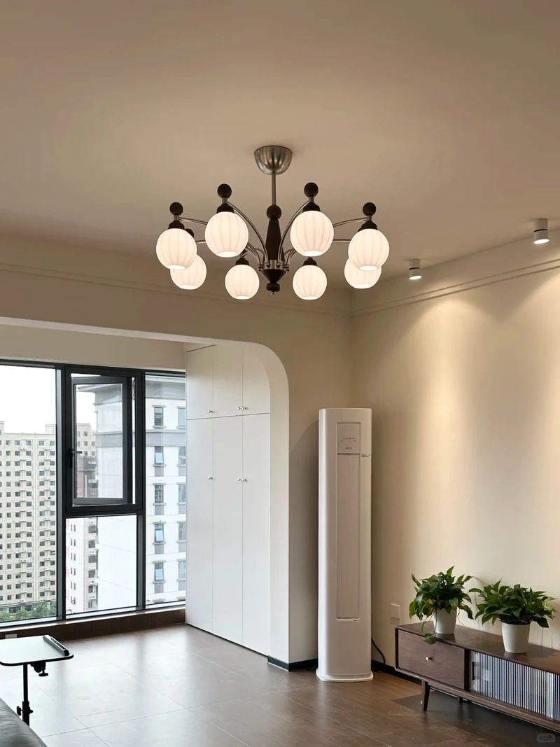 Gây ấn tượng với đèn chùm phòng khách trần cao