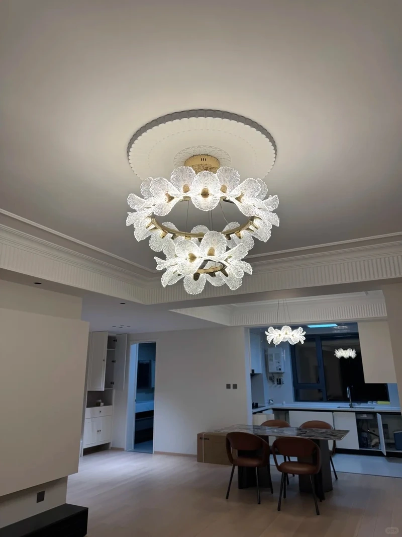 Tinh tế cổ điển cùng đèn chùm phòng khách tân cổ điển