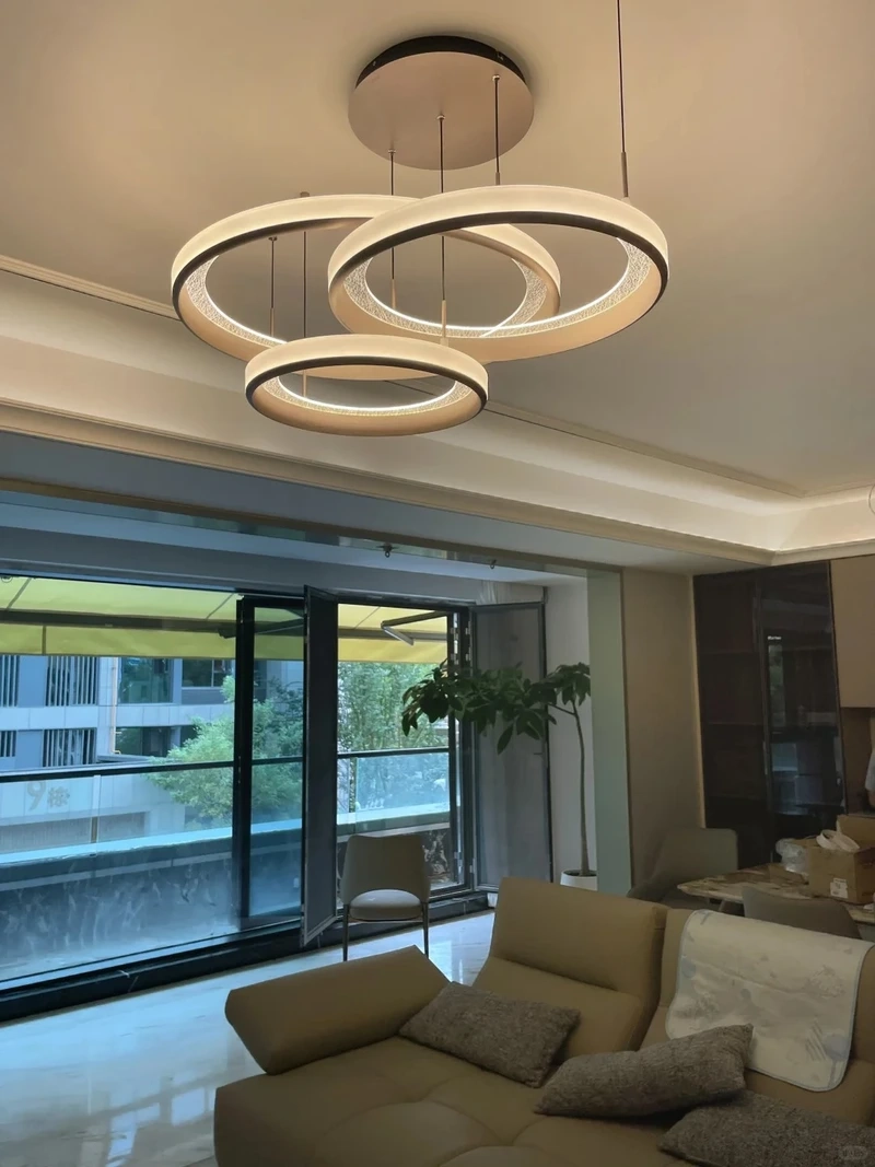 Gọn gàng và thanh lịch nhờ đèn chùm phòng khách tối giản