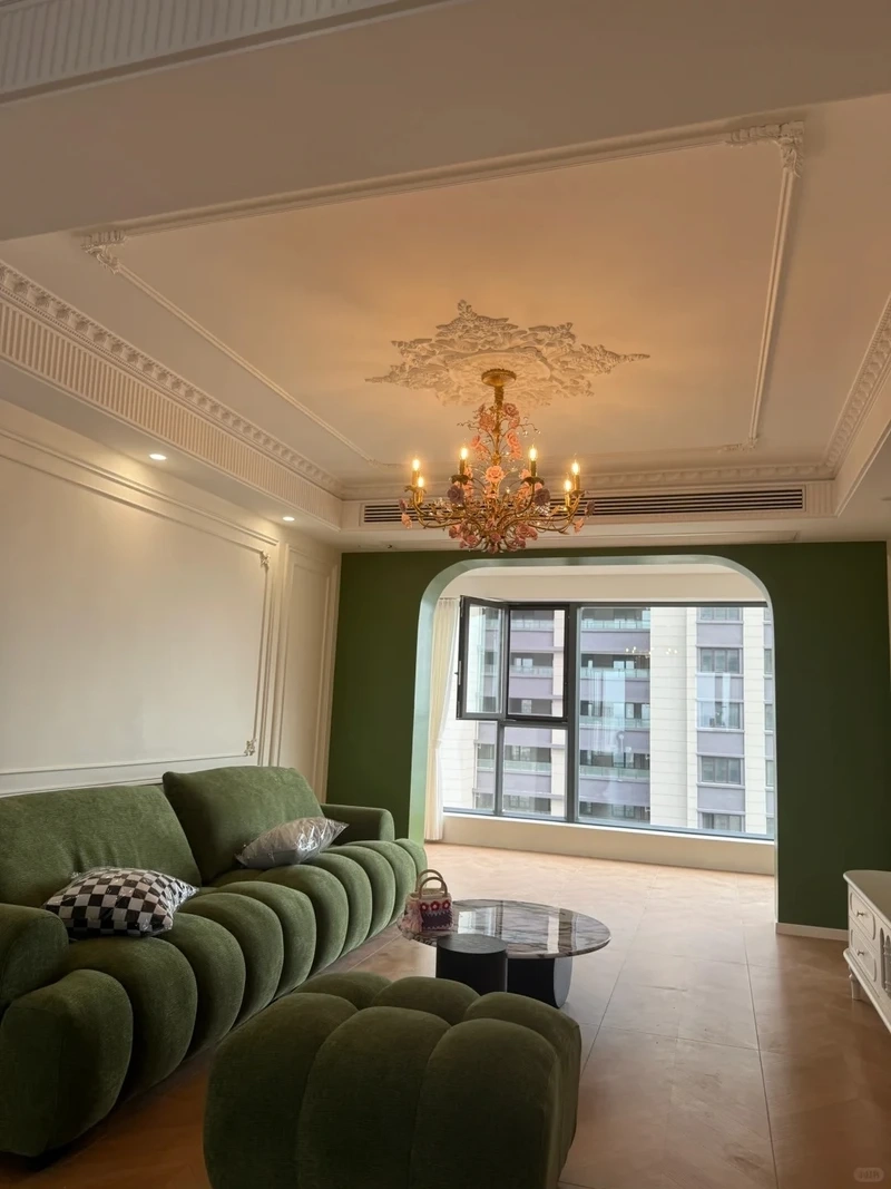 Ấm cúng và sang trọng nhờ đèn chùm phòng khách ánh sáng vàng