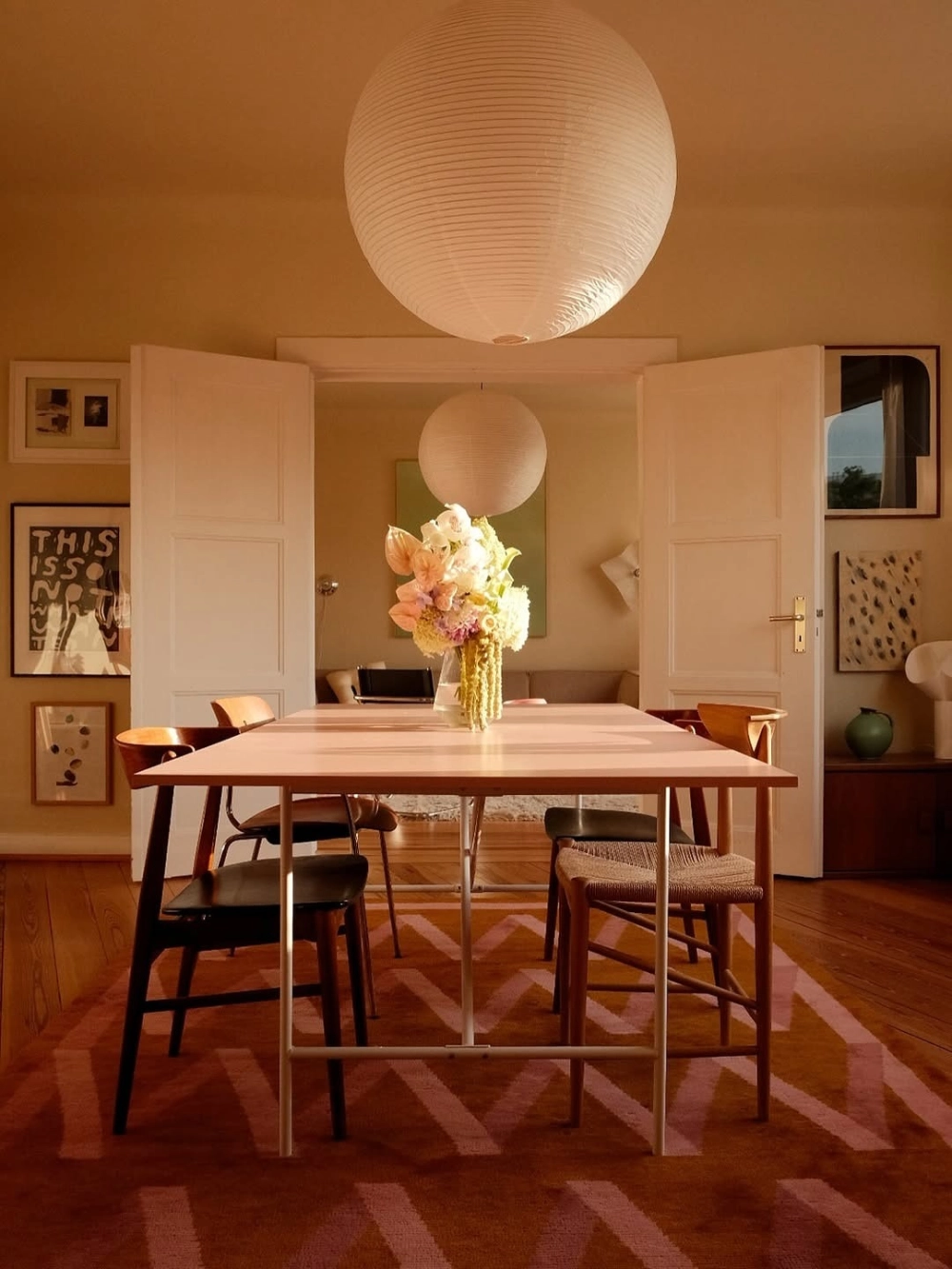 Đèn ngủ cây đứng thiết kế thanh mảnh góc phòng