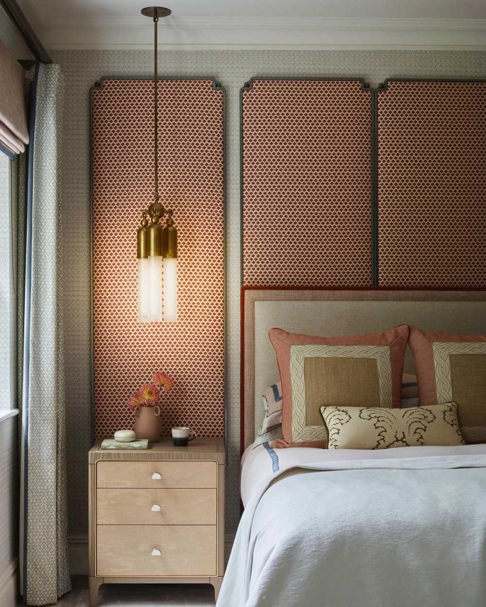 Mẫu đèn ngủ cảm ứng thông minh với ánh sáng vàng ấm áp đặt đầu giường