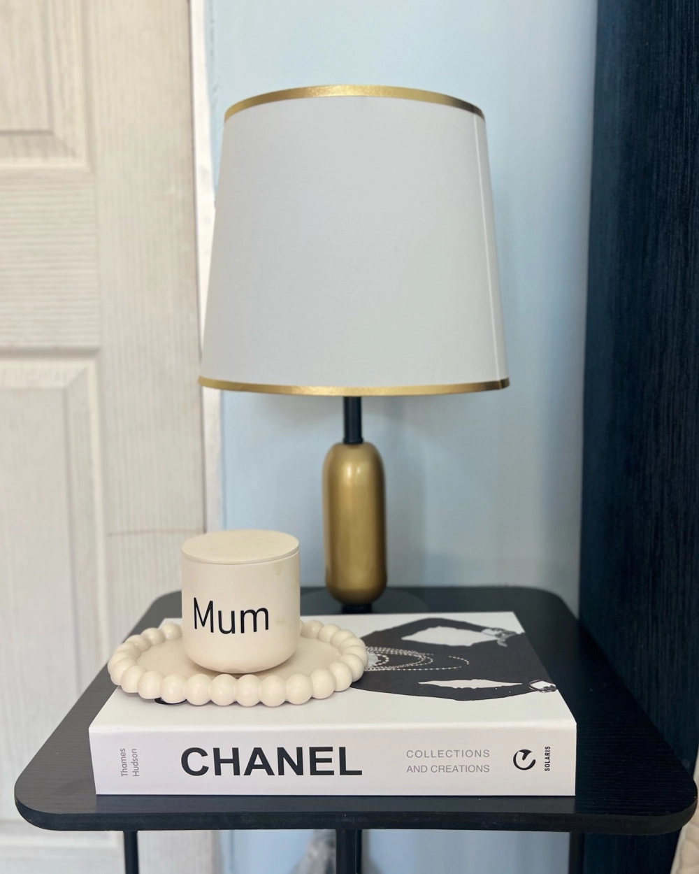 Đèn ngủ để bàn đẹp thân gỗ óc chóBóng đèn ngủ tiết kiệm điện ánh sáng vàng