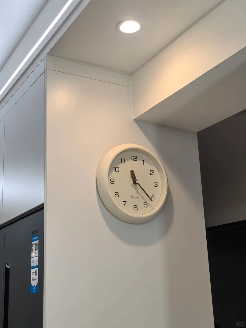 Hiện đại và nổi bật nhờ đồng hồ treo tường phong cách hiện đại