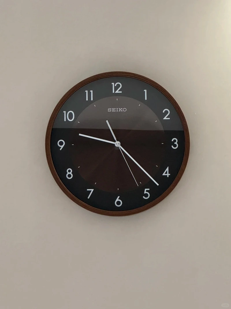 Nổi bật và sang trọng với đồng hồ treo tường màu đen