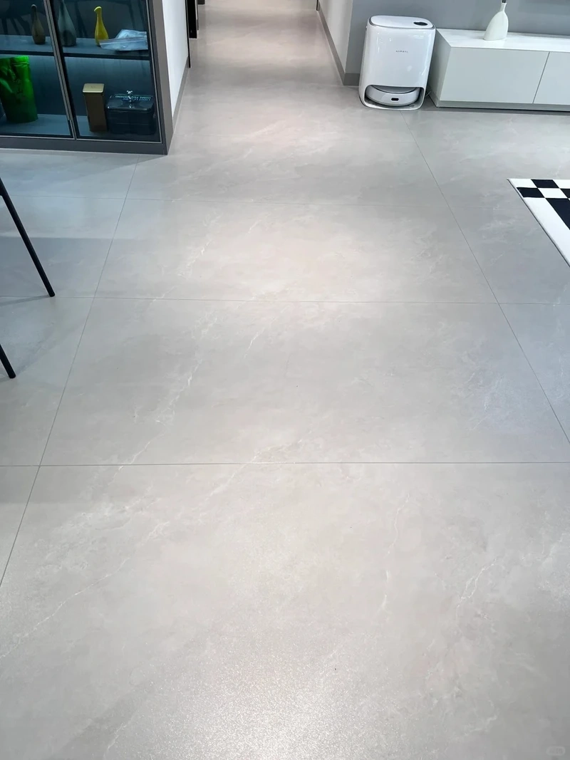 An toàn tối đa nhờ gạch lát nền phòng khách chống trơn